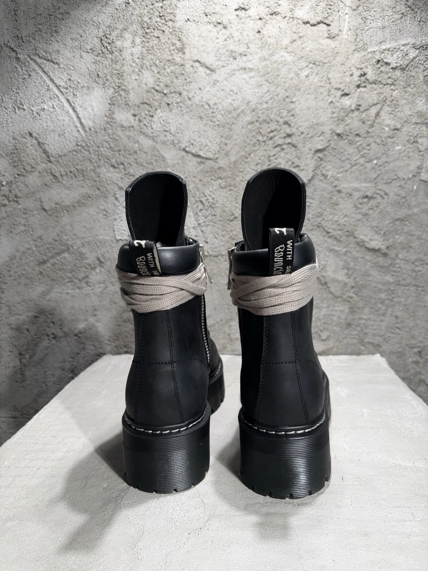 OOBB--Ow59s DM02E68139001-09  DW02E68139001-09 Ow59s x Dr.Martin Calfskin cowhide item:F-X409B0223B